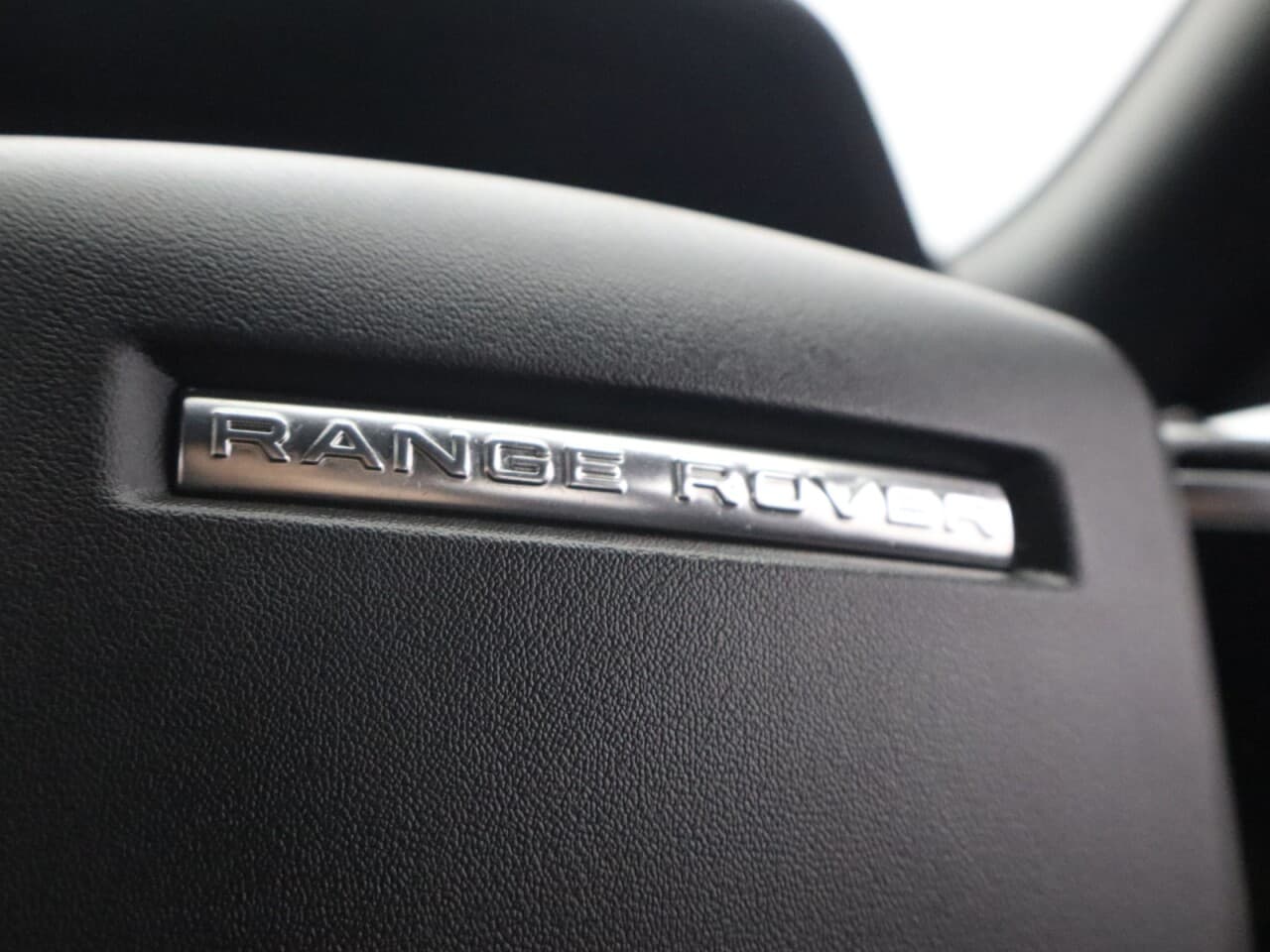 Land Rover Range Rover Evoque 1.5 P300e 12.2kWh R-Dynamic SE — image 18