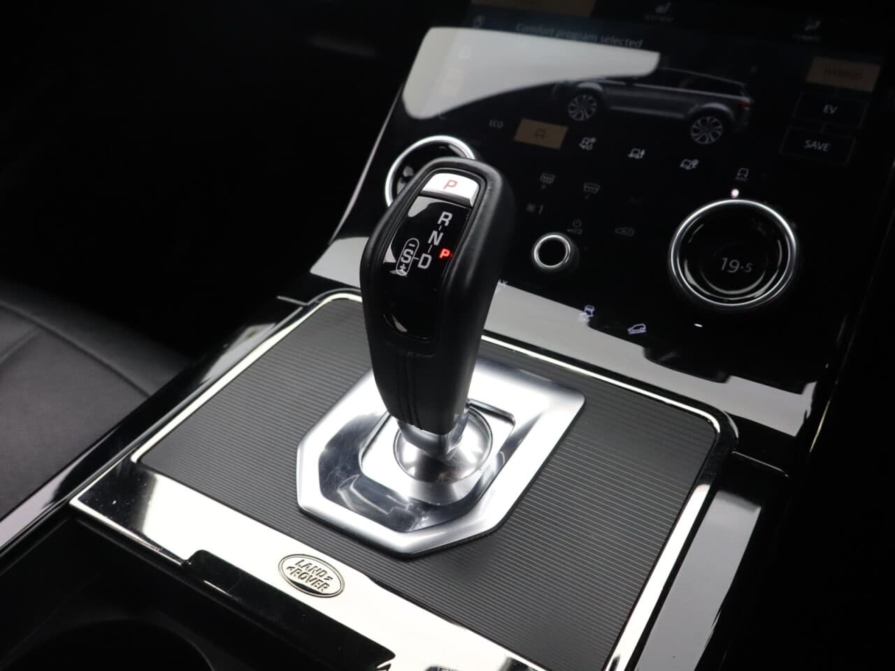 Land Rover Range Rover Evoque 1.5 P300e 12.2kWh R-Dynamic SE — image 22