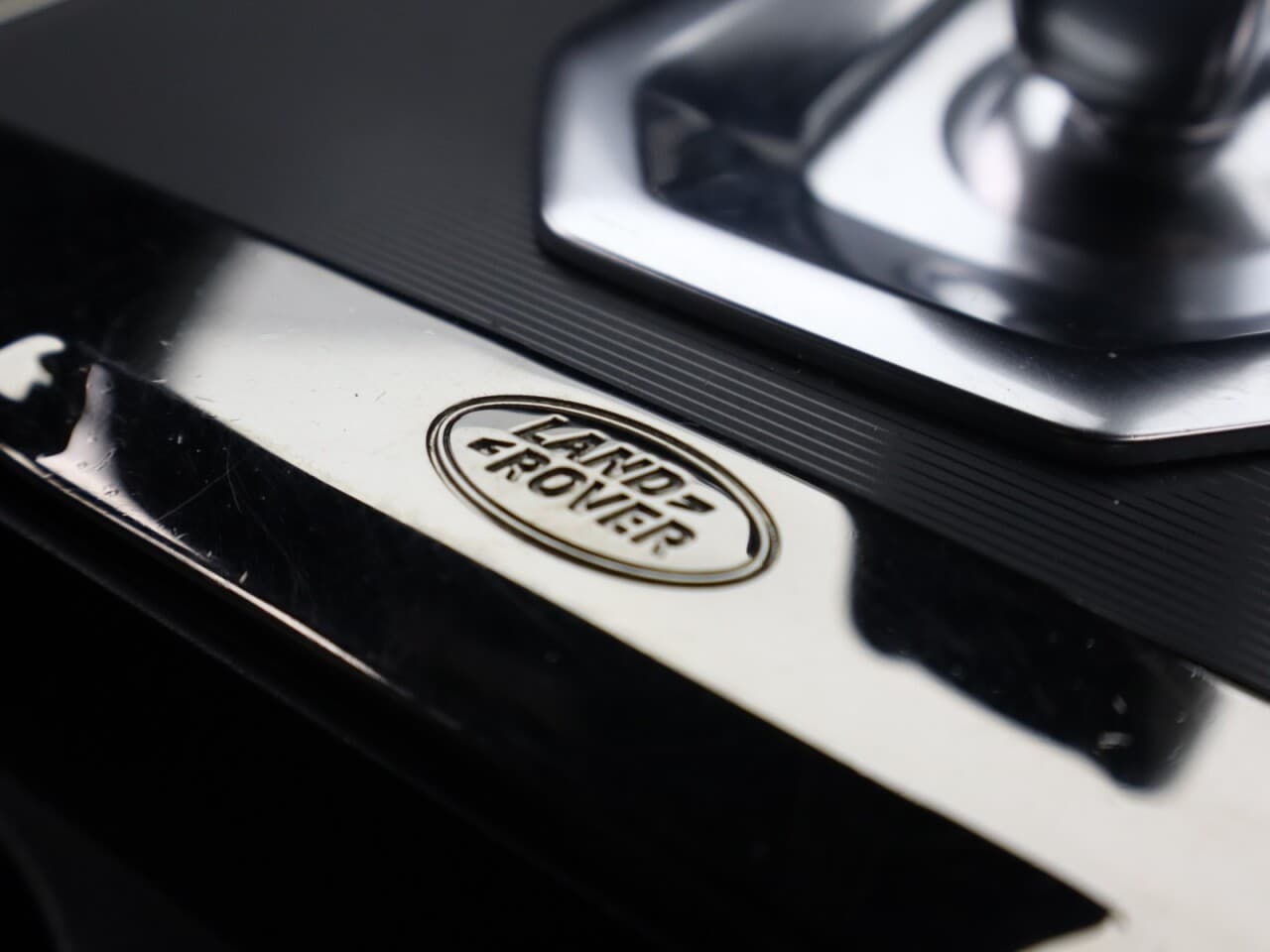 Land Rover Range Rover Evoque 1.5 P300e 12.2kWh R-Dynamic SE — image 24