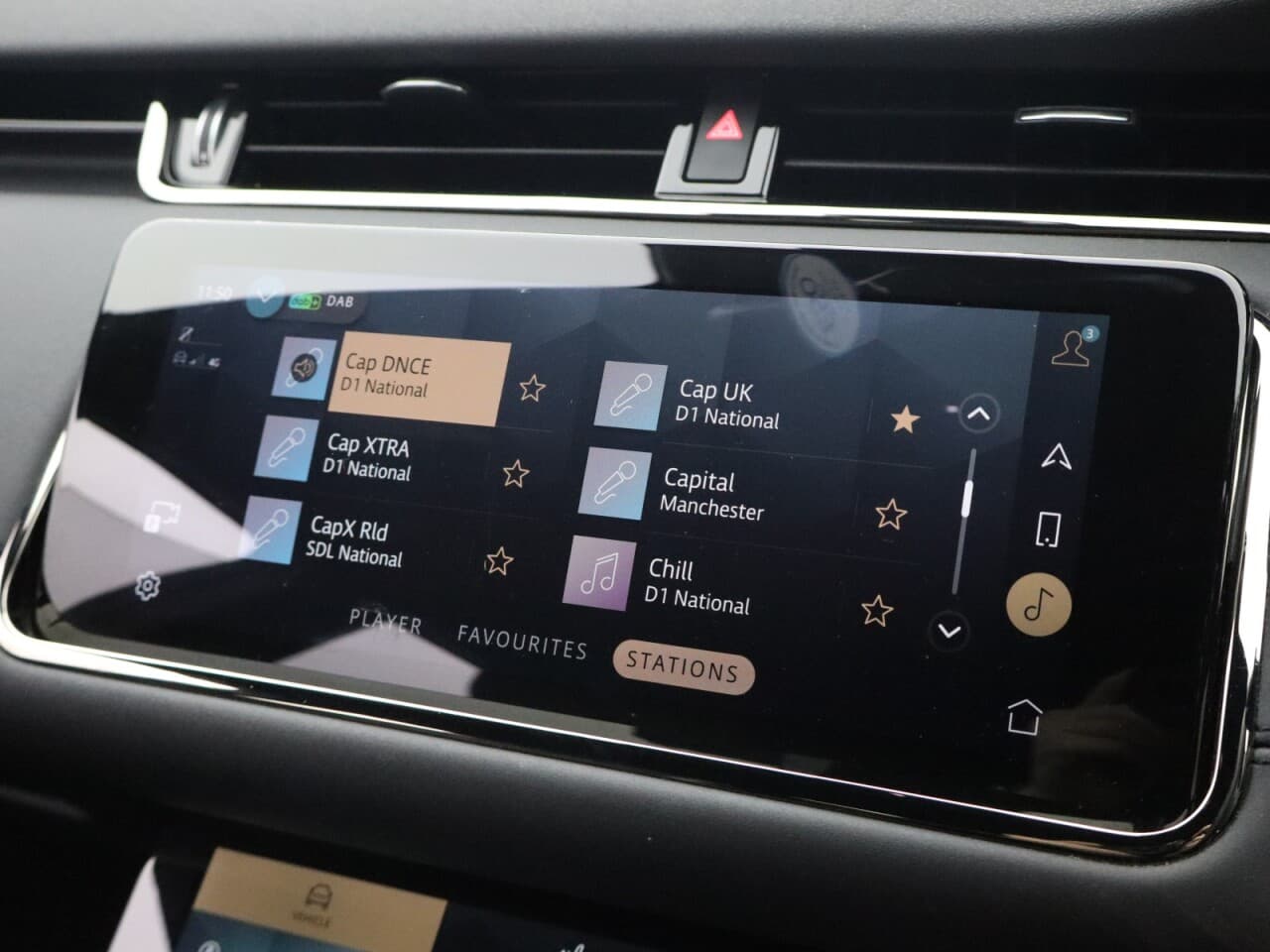 Land Rover Range Rover Evoque 1.5 P300e 12.2kWh R-Dynamic SE — image 29