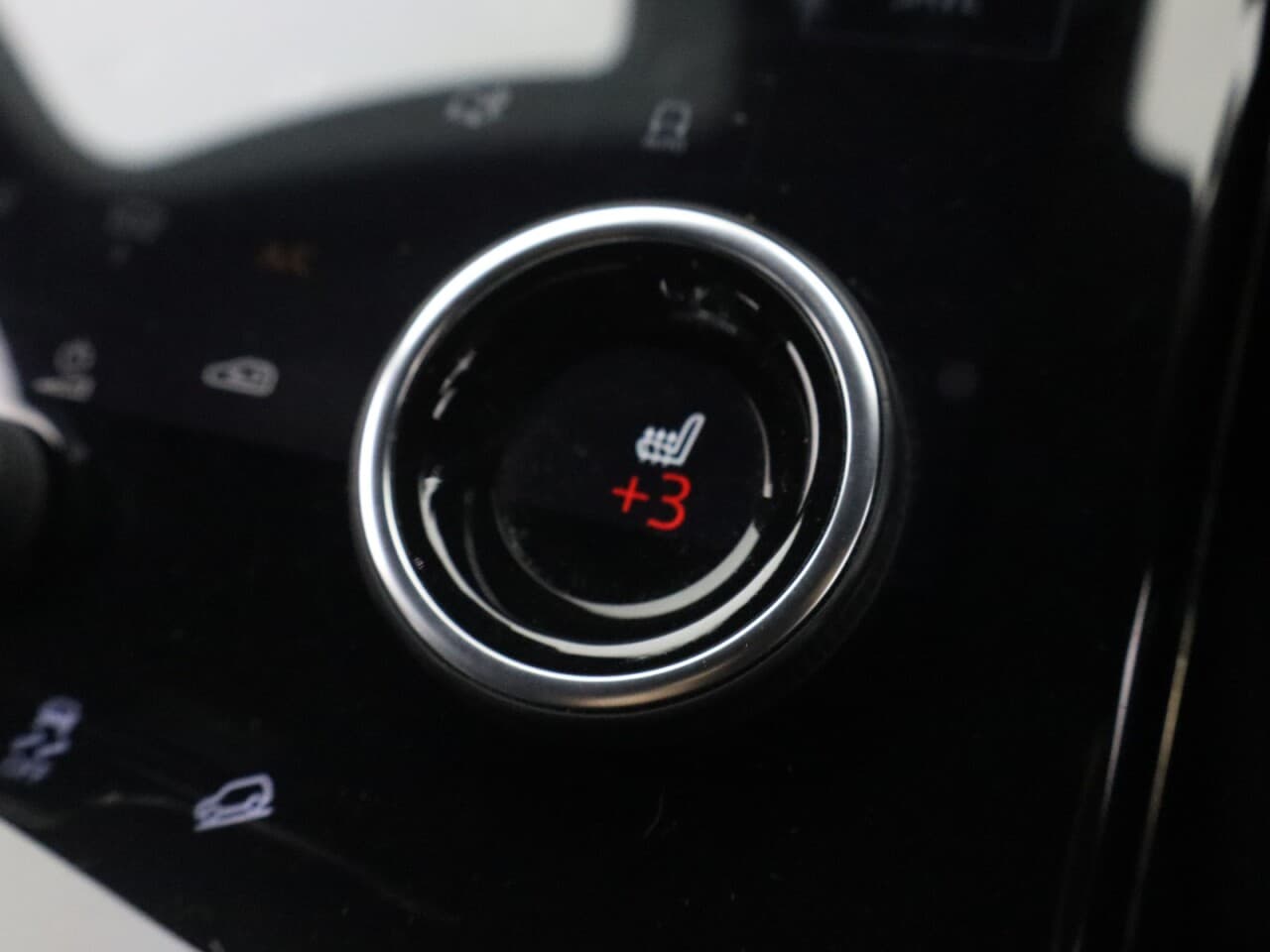 Land Rover Range Rover Evoque 1.5 P300e 12.2kWh R-Dynamic SE — image 36