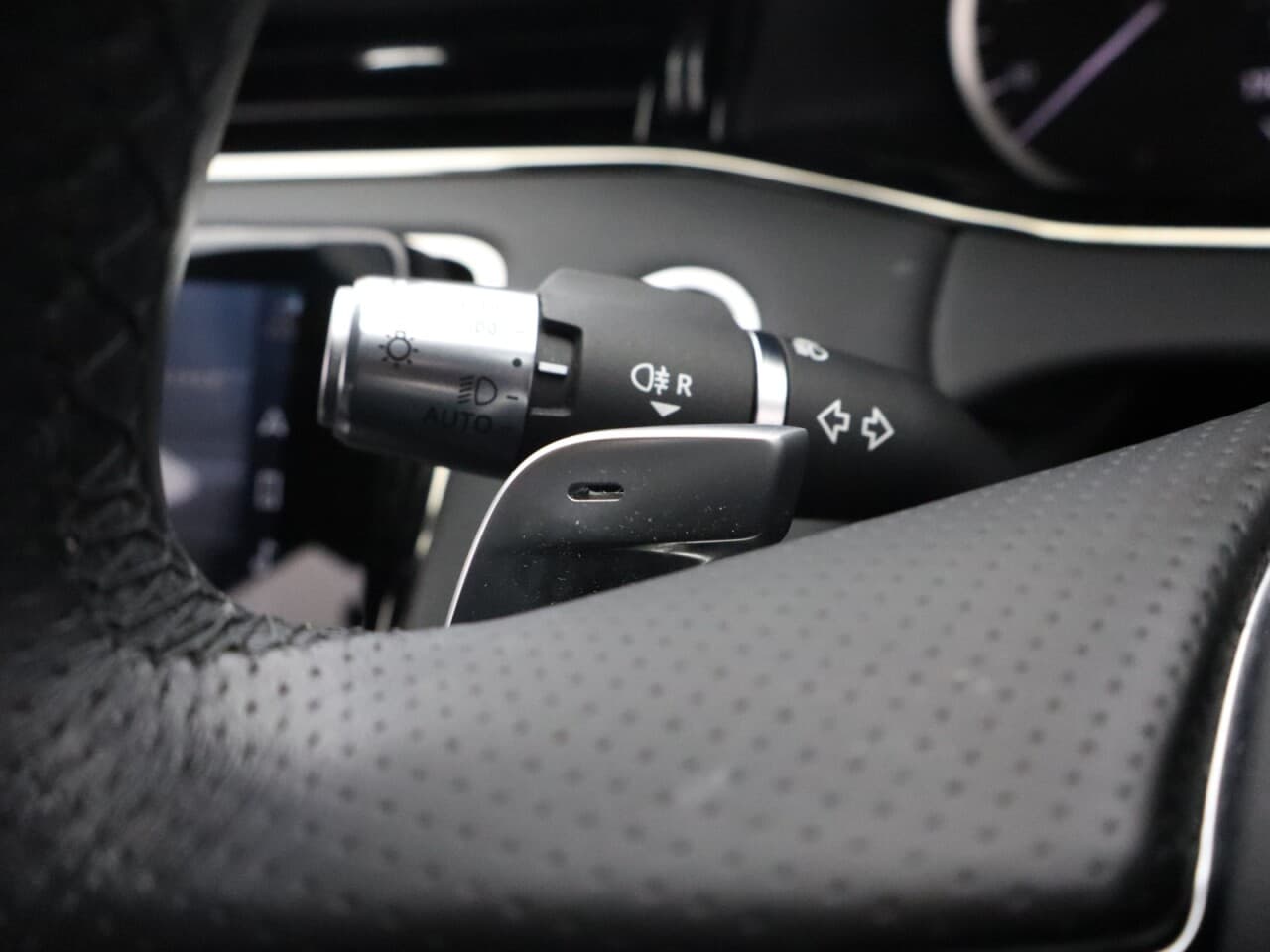Land Rover Range Rover Evoque 1.5 P300e 12.2kWh R-Dynamic SE — image 37