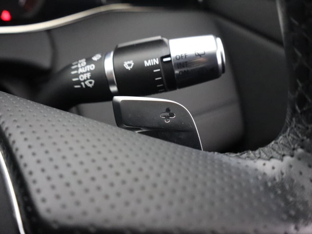 Land Rover Range Rover Evoque 1.5 P300e 12.2kWh R-Dynamic SE — image 38
