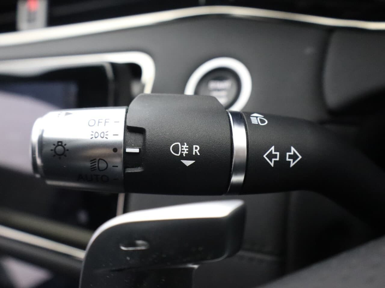 Land Rover Range Rover Evoque 1.5 P300e 12.2kWh R-Dynamic SE — image 39