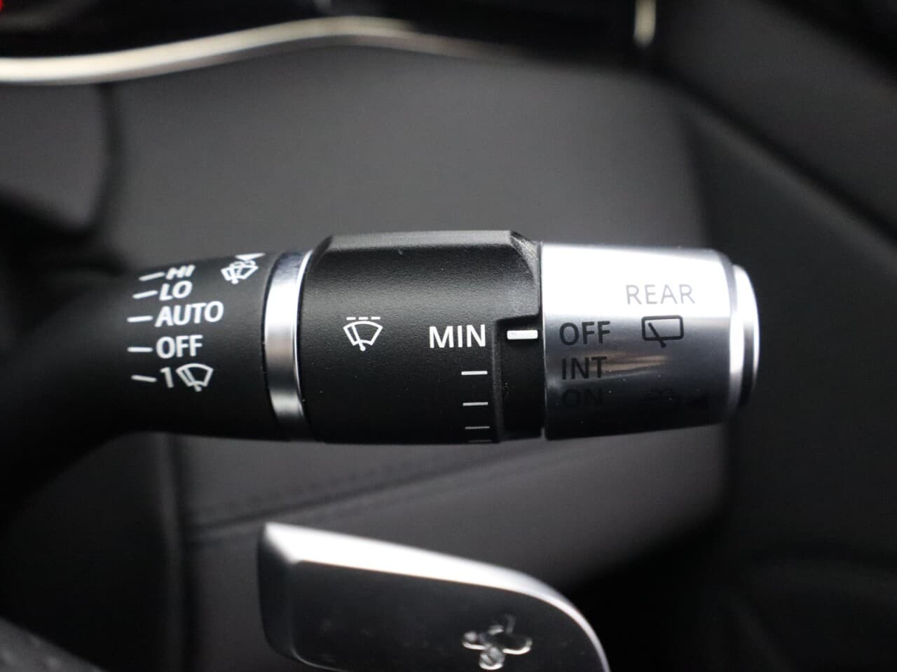 Land Rover Range Rover Evoque 1.5 P300e 12.2kWh R-Dynamic SE — image 40