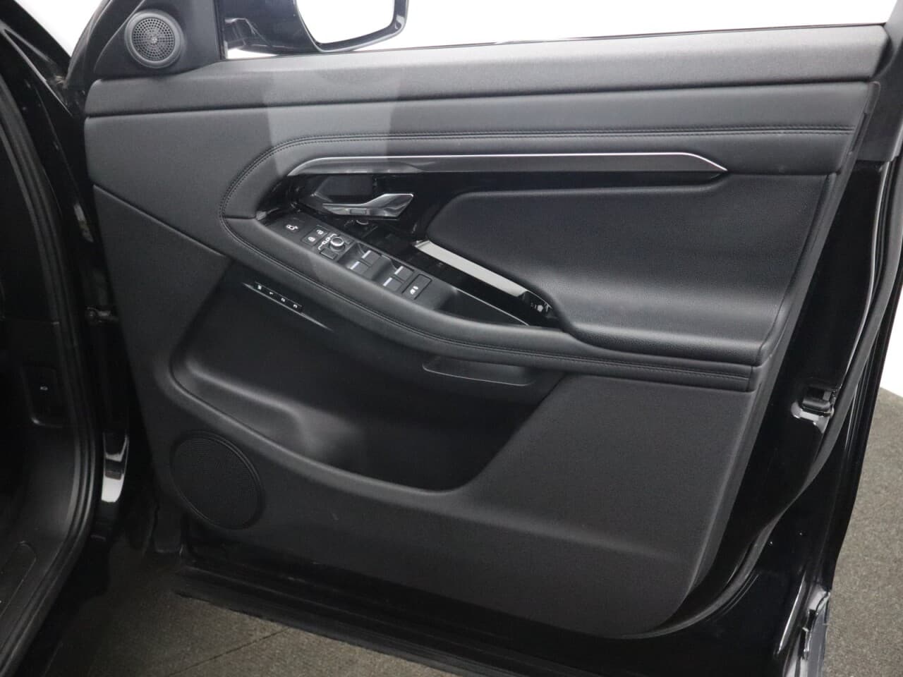 Land Rover Range Rover Evoque 1.5 P300e 12.2kWh R-Dynamic SE — image 49