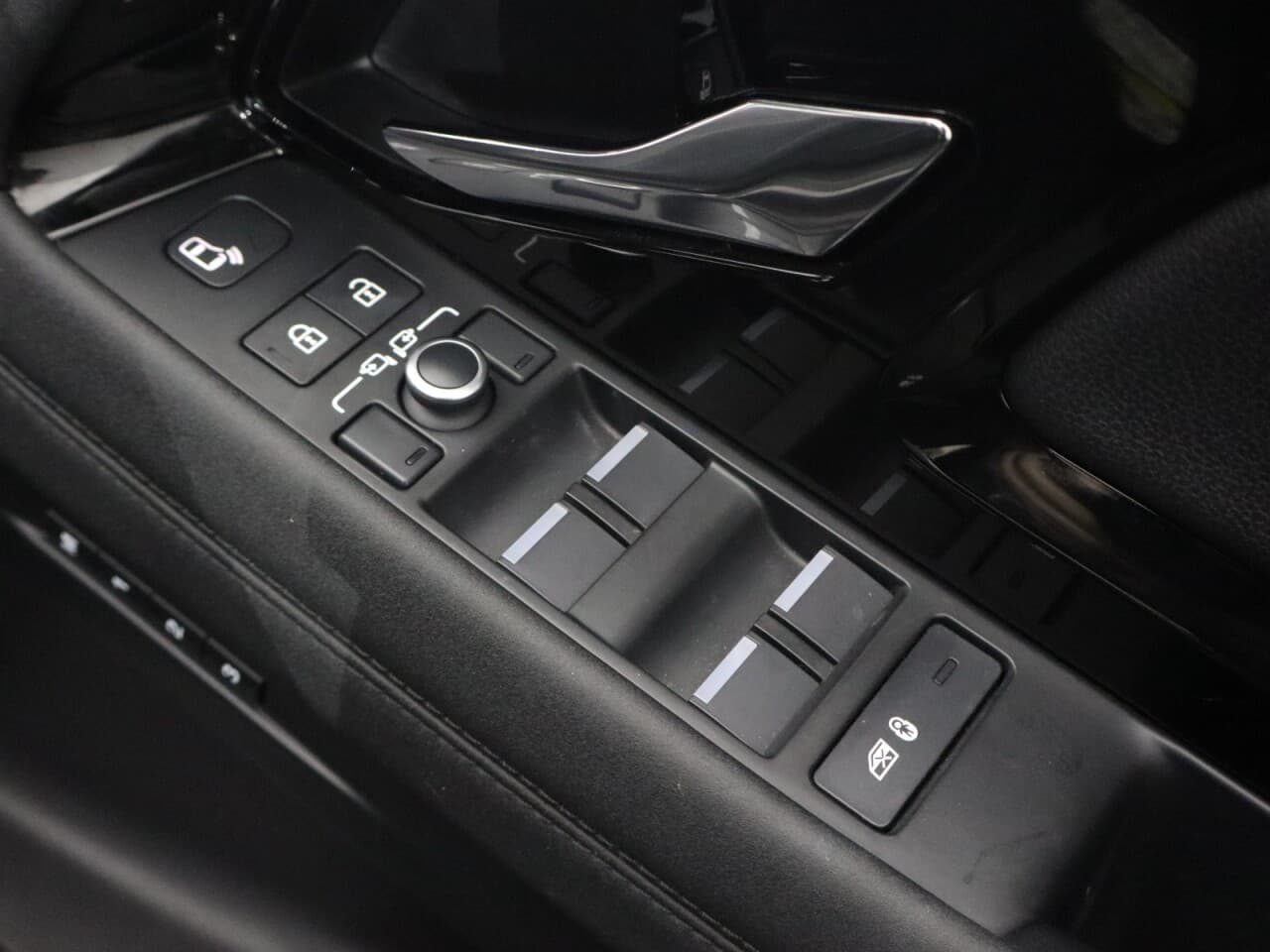 Land Rover Range Rover Evoque 1.5 P300e 12.2kWh R-Dynamic SE — image 50