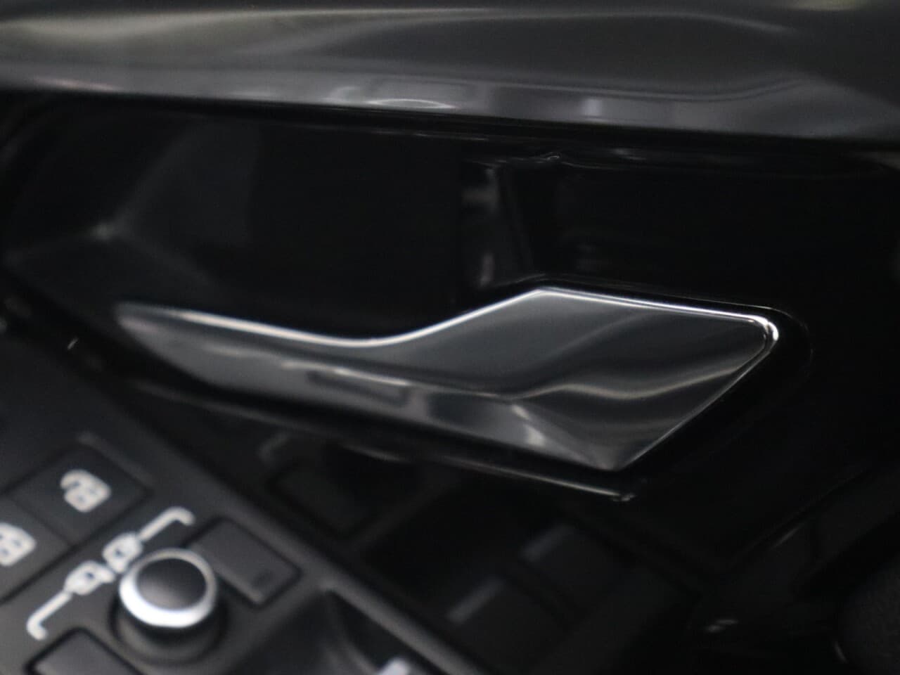 Land Rover Range Rover Evoque 1.5 P300e 12.2kWh R-Dynamic SE — image 52