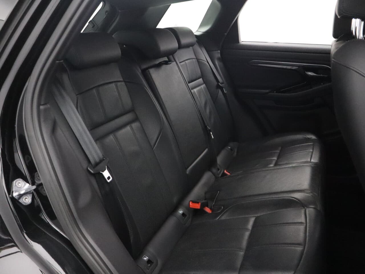 Land Rover Range Rover Evoque 1.5 P300e 12.2kWh R-Dynamic SE — image 44