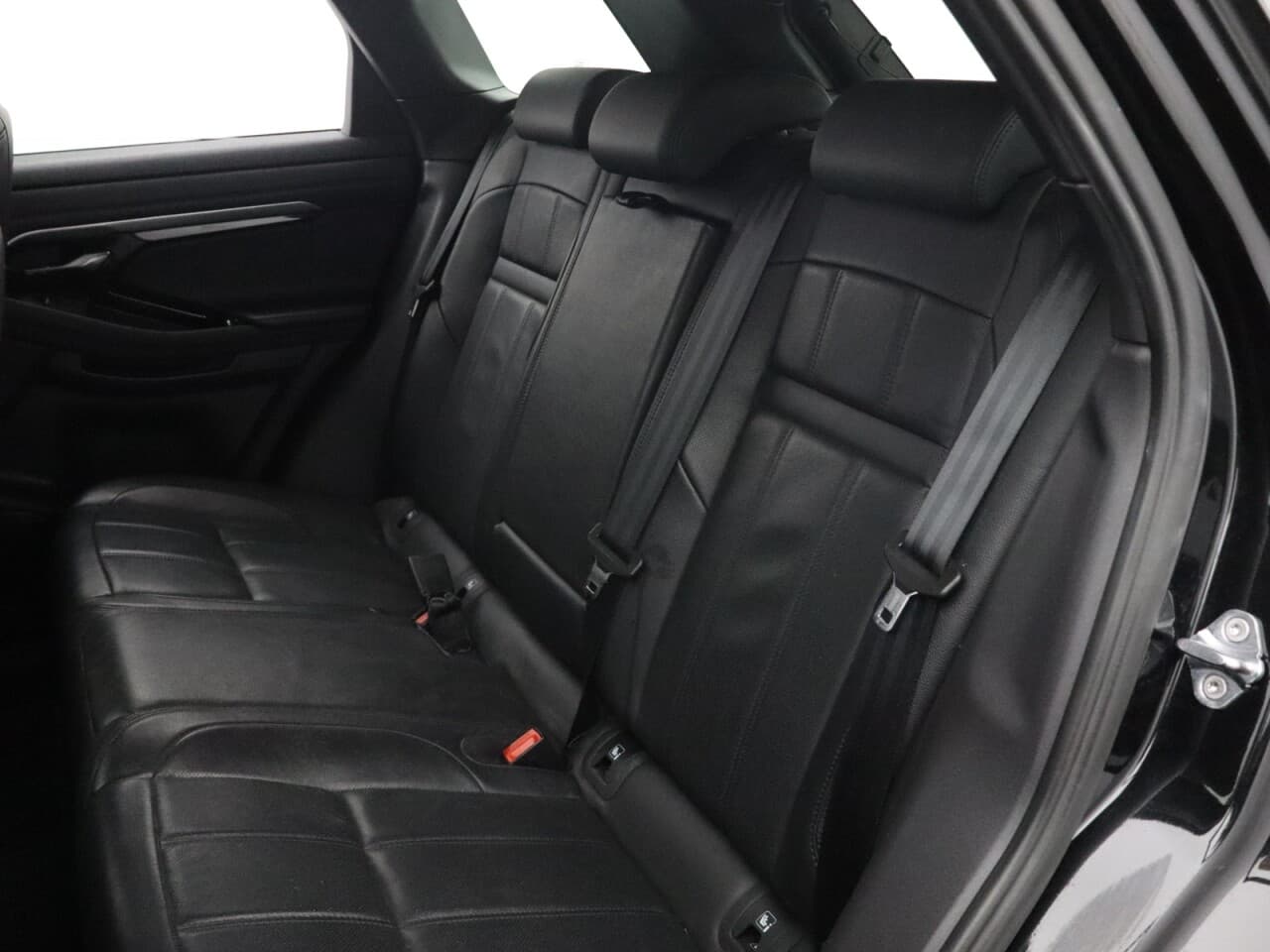 Land Rover Range Rover Evoque 1.5 P300e 12.2kWh R-Dynamic SE — image 45