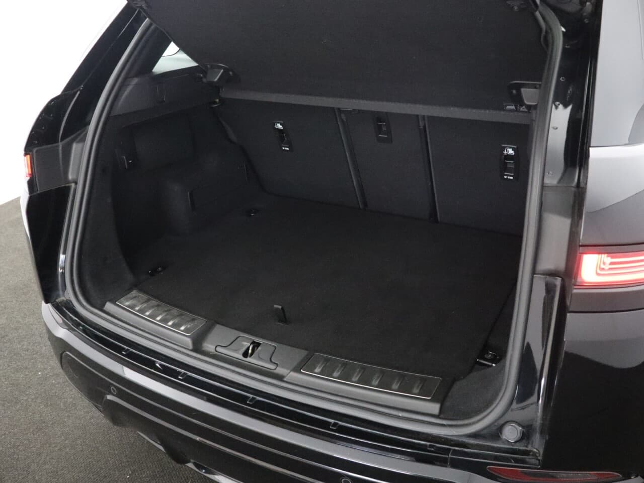 Land Rover Range Rover Evoque 1.5 P300e 12.2kWh R-Dynamic SE — image 46
