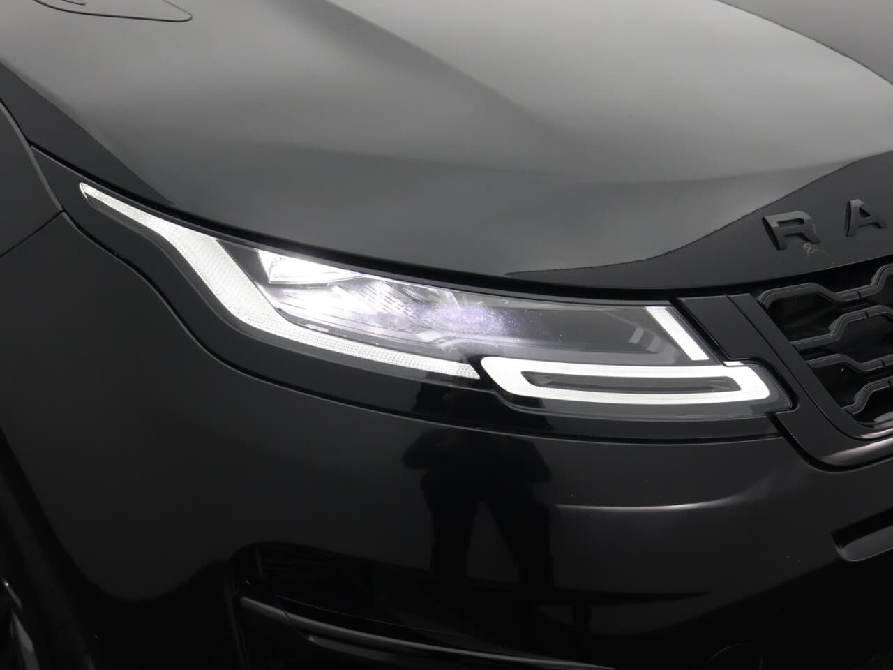Land Rover Range Rover Evoque 1.5 P300e 12.2kWh R-Dynamic SE — image 57