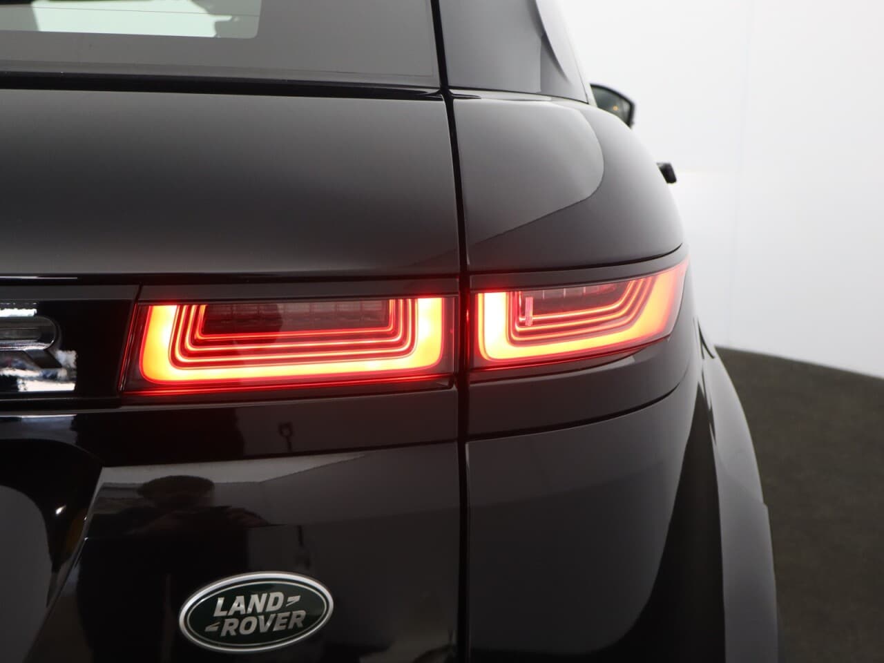 Land Rover Range Rover Evoque 1.5 P300e 12.2kWh R-Dynamic SE — image 60