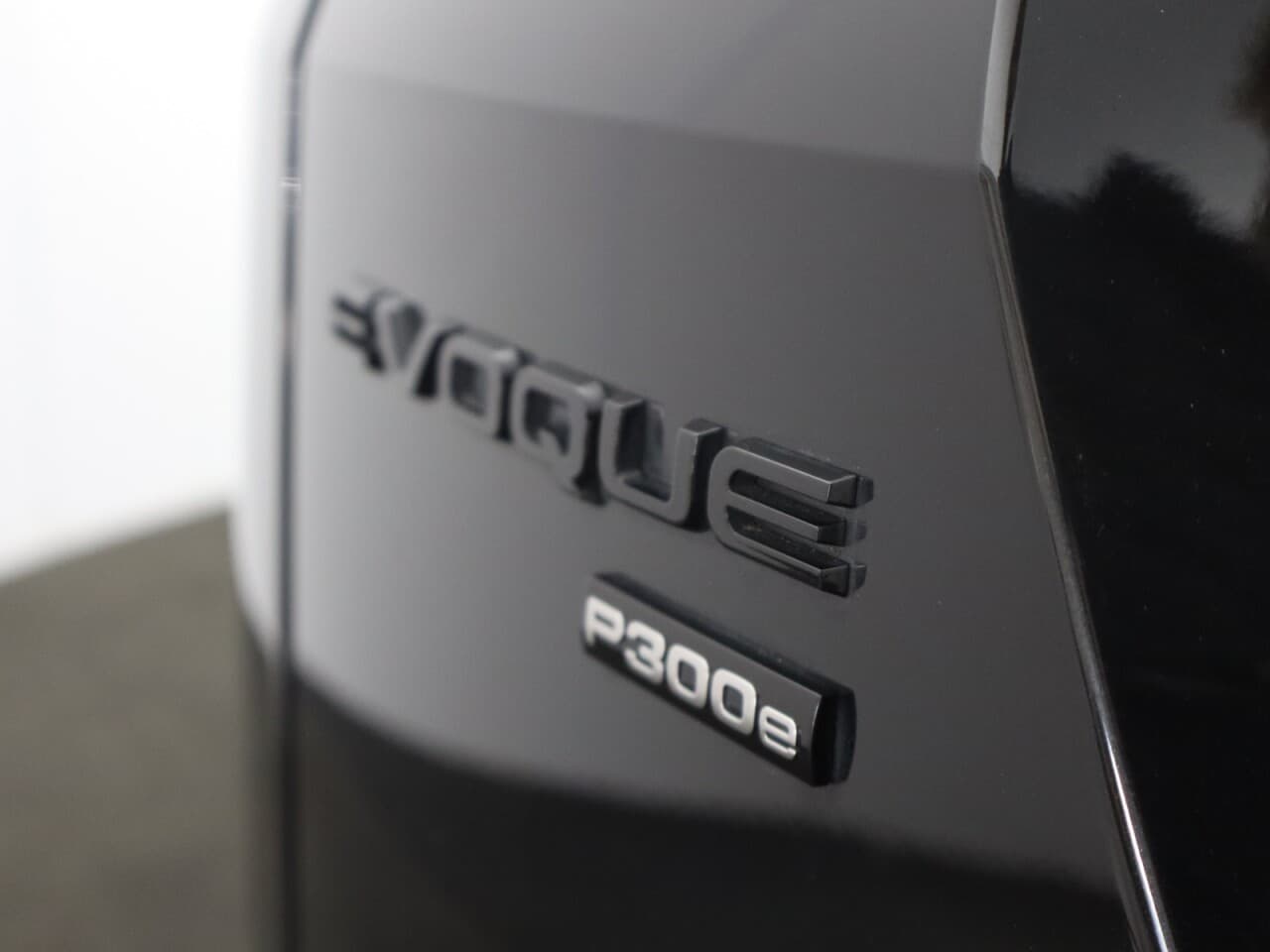 Land Rover Range Rover Evoque 1.5 P300e 12.2kWh R-Dynamic SE — image 63
