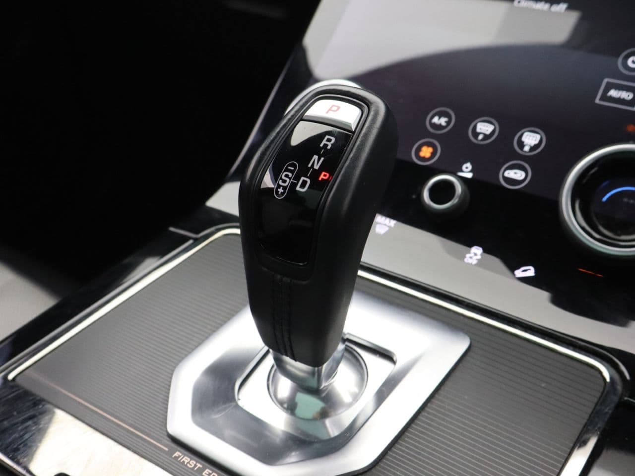 Land Rover Range Rover Evoque 2.0 D180 First Edition — image 24