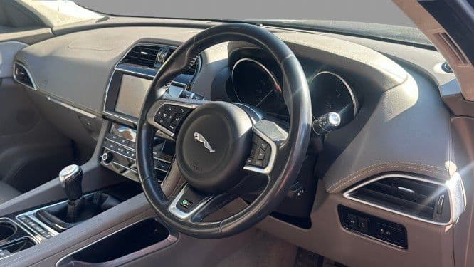 Jaguar F-Pace 2.0 D165 R-Sport — image 5
