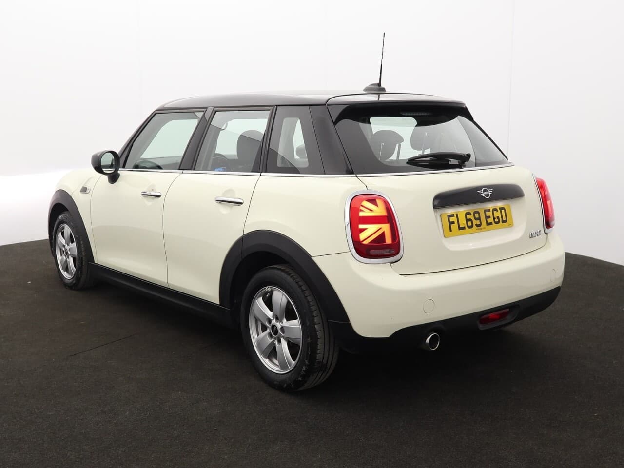 Mini Hatch 1.5 Cooper Classic — image 8