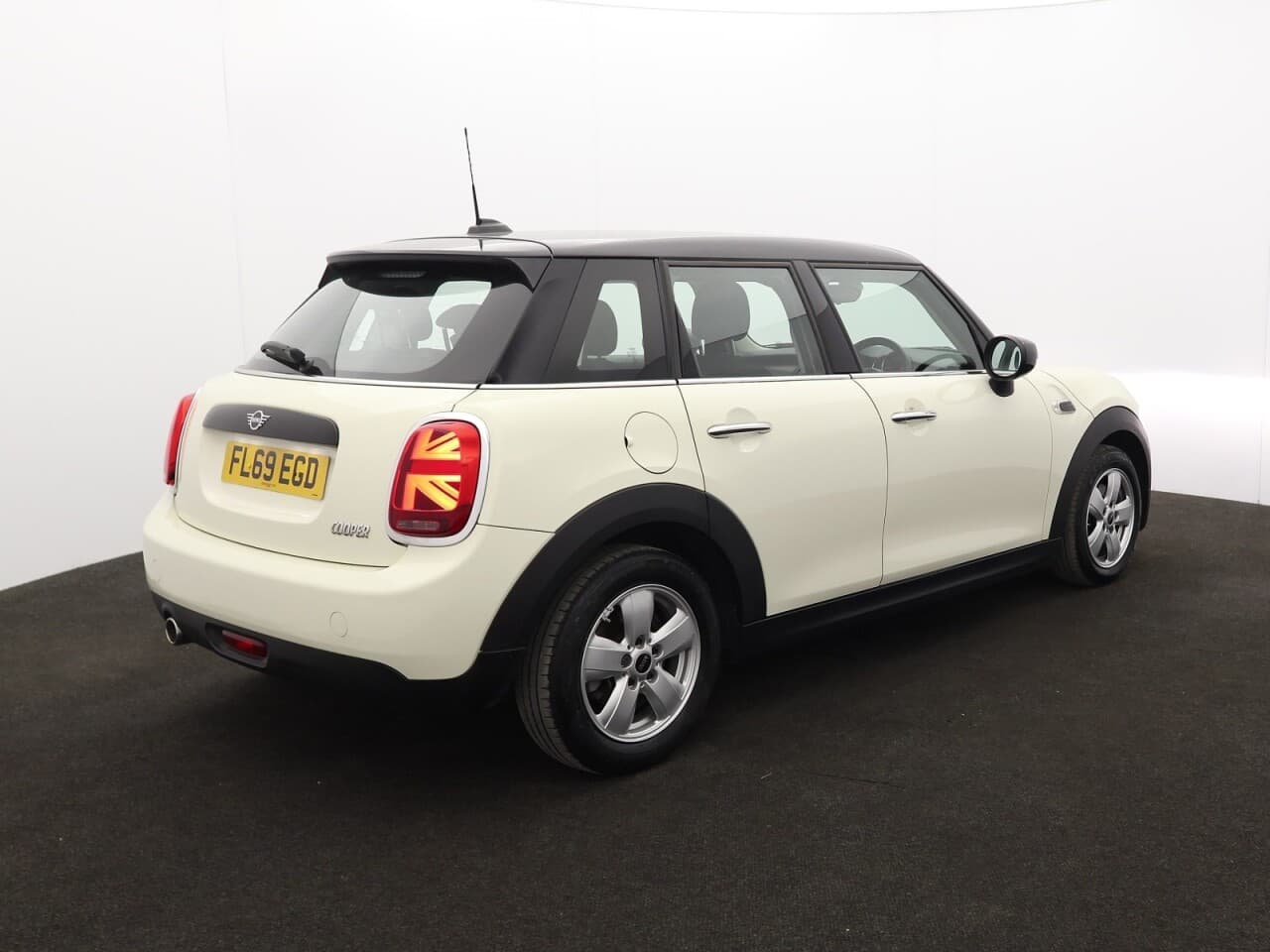 Mini Hatch 1.5 Cooper Classic — image 10