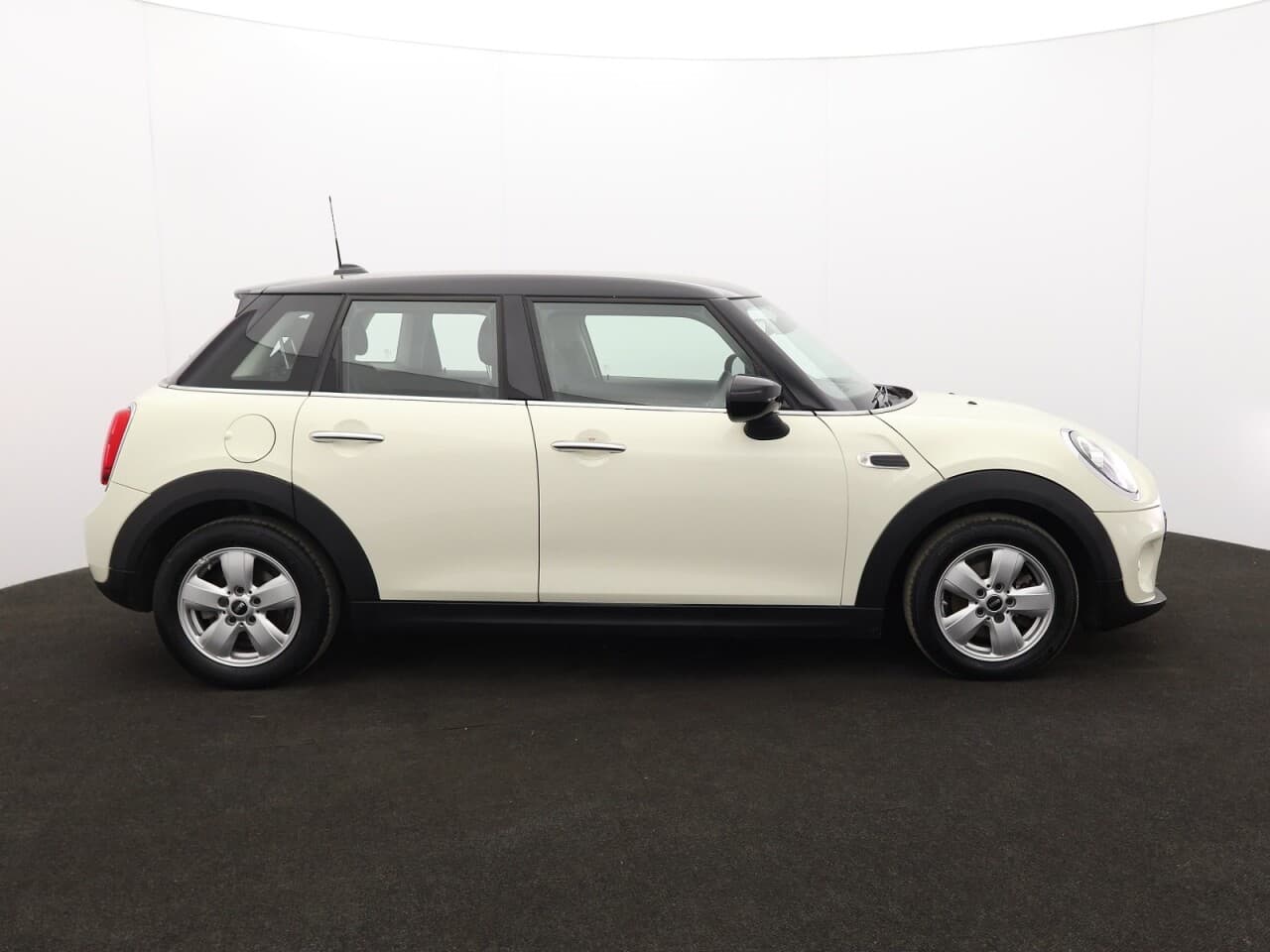 Mini Hatch 1.5 Cooper Classic — image 11
