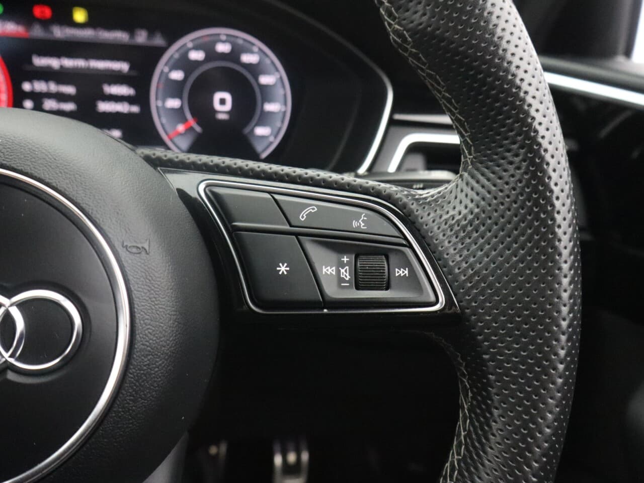 Audi A4 Avant 2.0 TFSI 35 Black Edition — image 17
