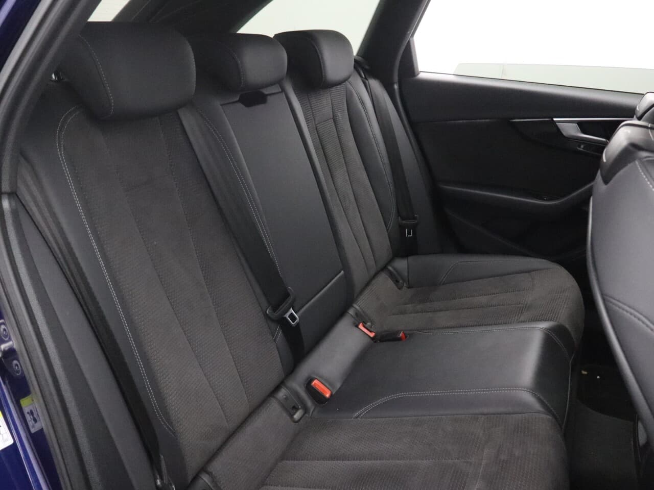 Audi A4 Avant 2.0 TFSI 35 Black Edition — image 40