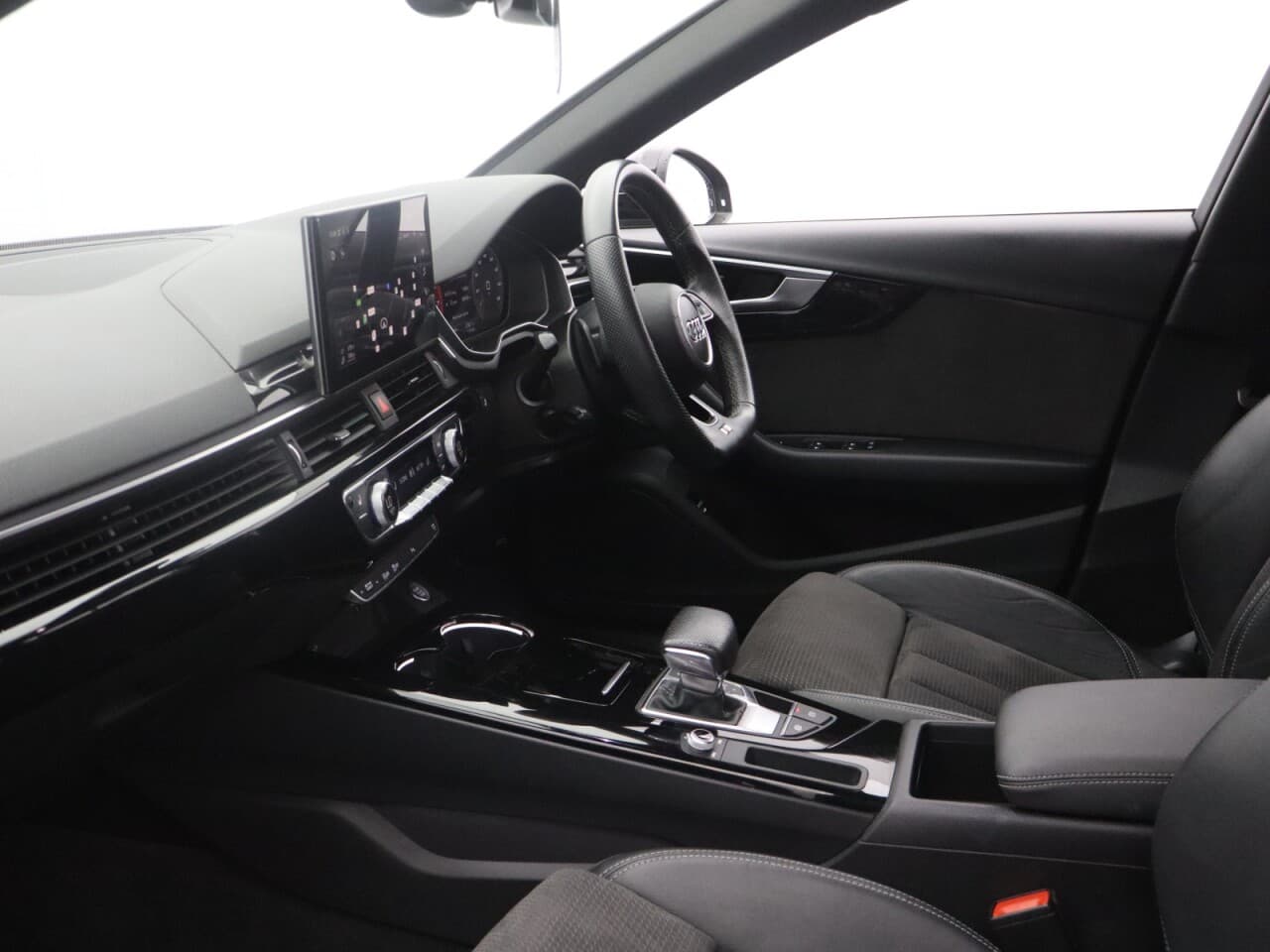 Audi A4 Avant 2.0 TFSI 35 Black Edition — image 38