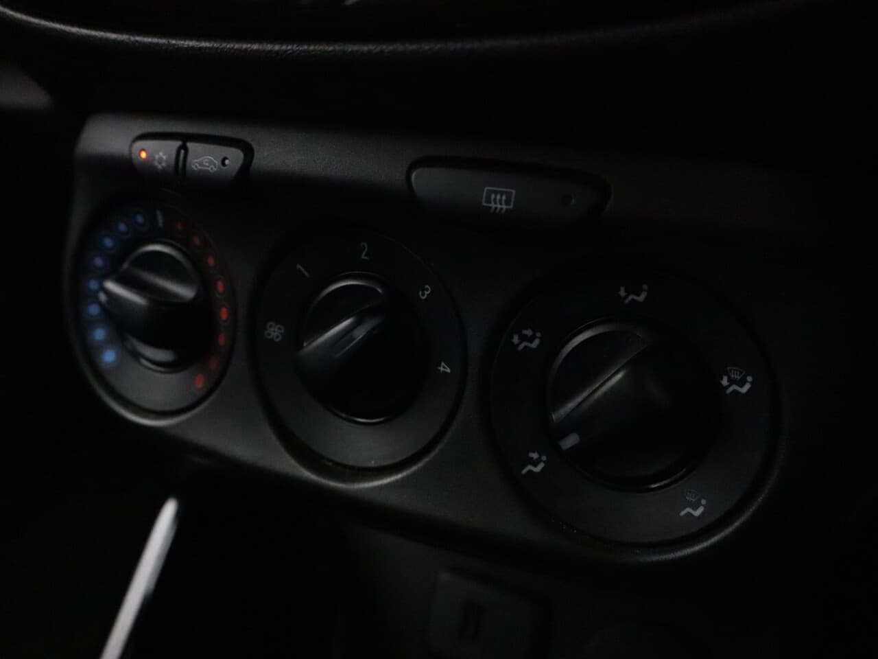 Vauxhall Adam 1.2i Griffin — image 27