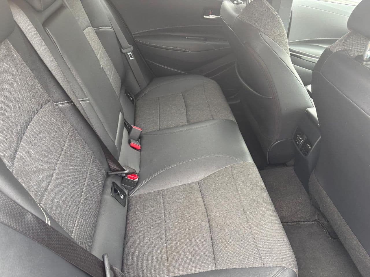 Toyota Corolla 1.8 VVT-h Design Touring Sports — image 10