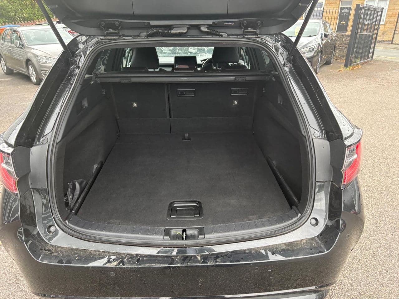 Toyota Corolla 1.8 VVT-h Design Touring Sports — image 11