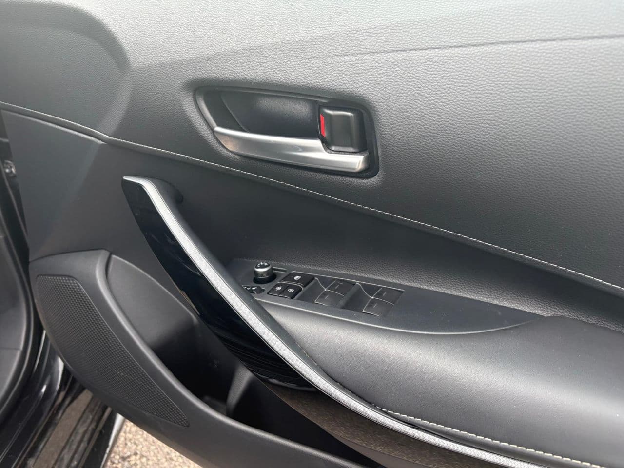 Toyota Corolla 1.8 VVT-h Design Touring Sports — image 13