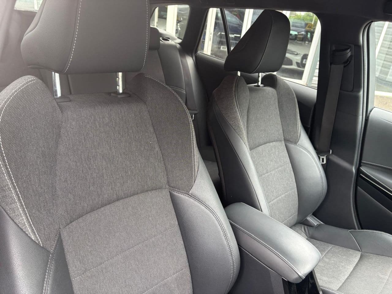 Toyota Corolla 1.8 VVT-h Design Touring Sports — image 15