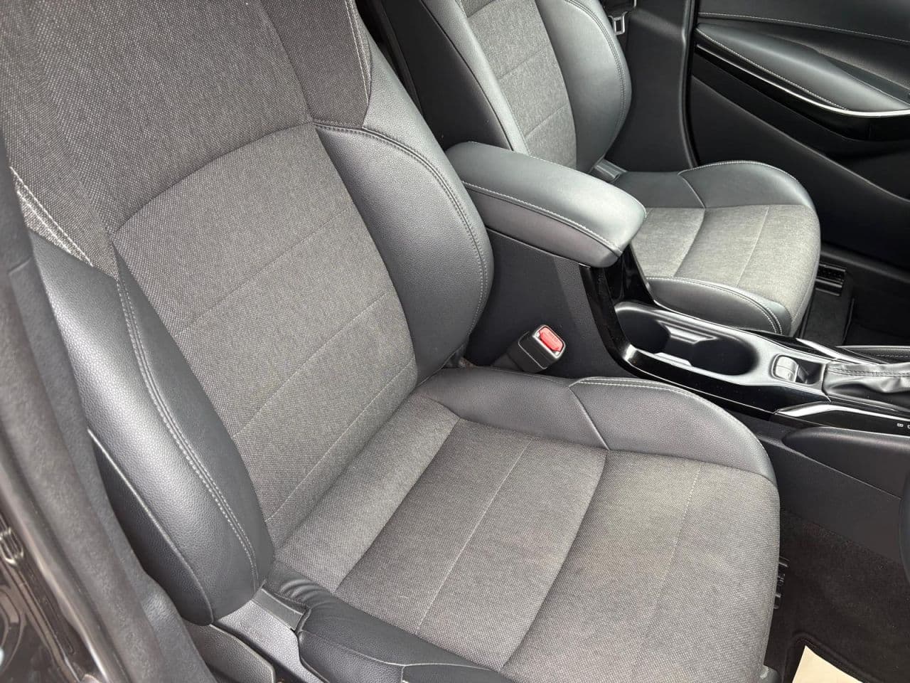 Toyota Corolla 1.8 VVT-h Design Touring Sports — image 16