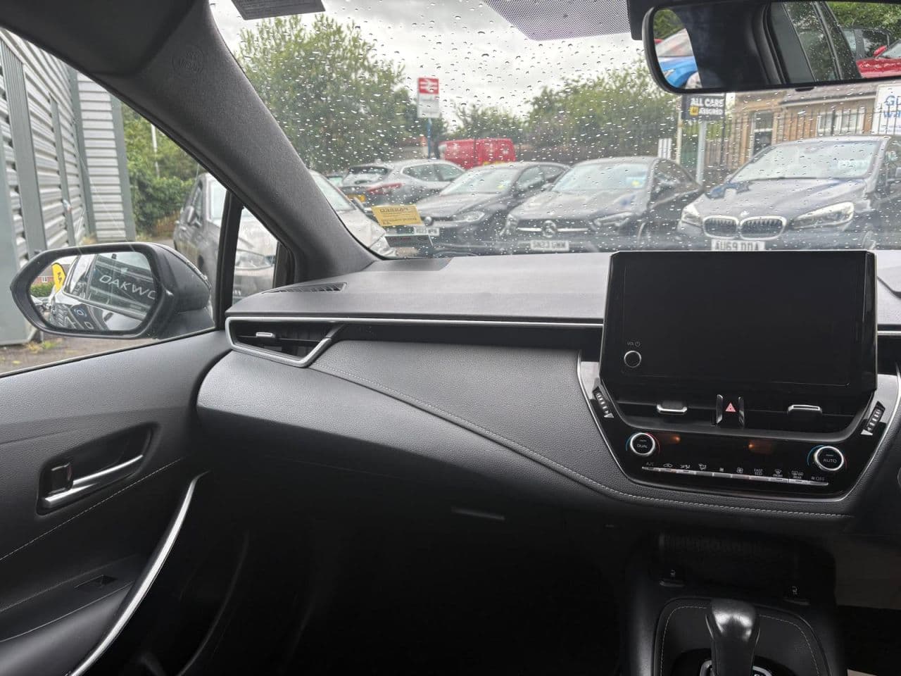 Toyota Corolla 1.8 VVT-h Design Touring Sports — image 18