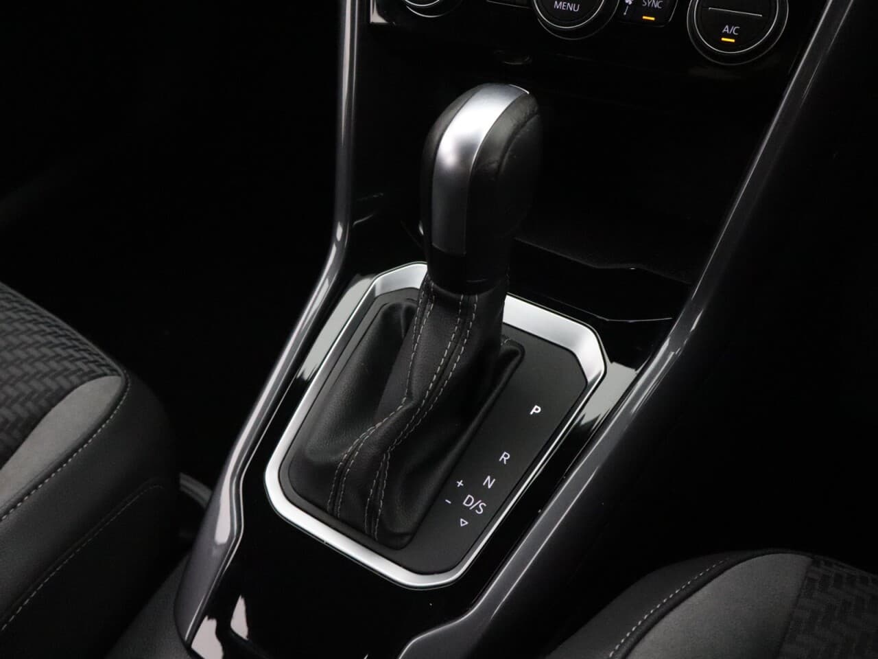 Volkswagen T-Roc 1.5 TSI GPF EVO R-Line — image 24