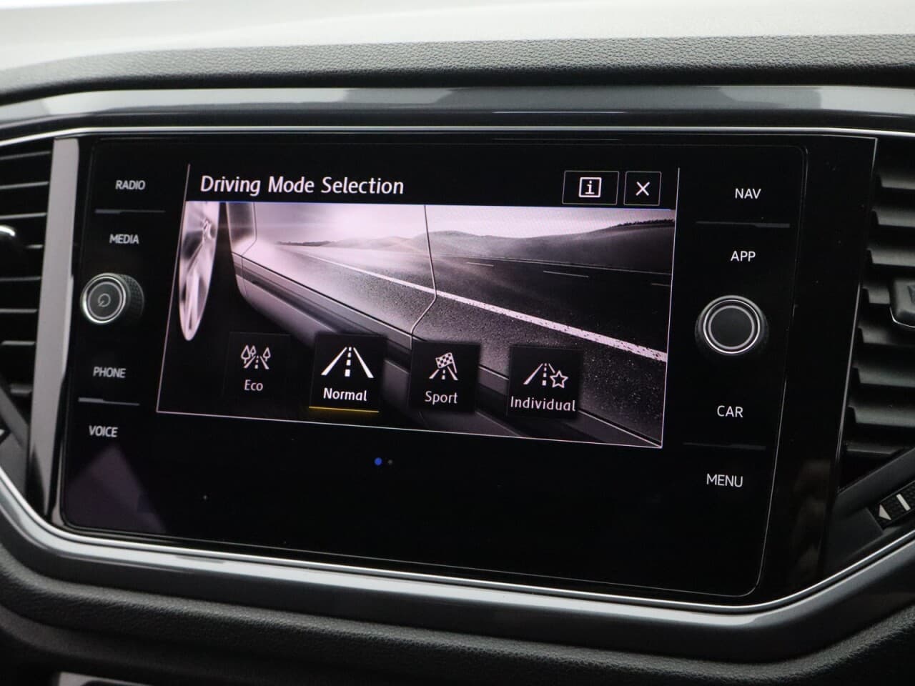 Volkswagen T-Roc 1.5 TSI GPF EVO R-Line — image 33