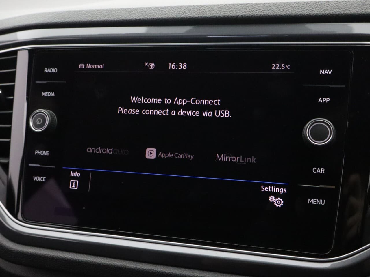 Volkswagen T-Roc 1.5 TSI GPF EVO R-Line — image 38