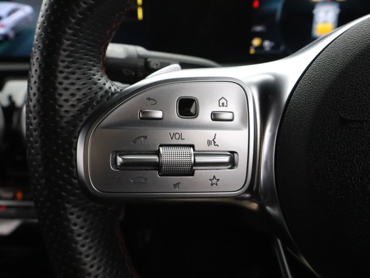 Mercedes-Benz A Class 1.5 A180d AMG Line (Executive) — image 17