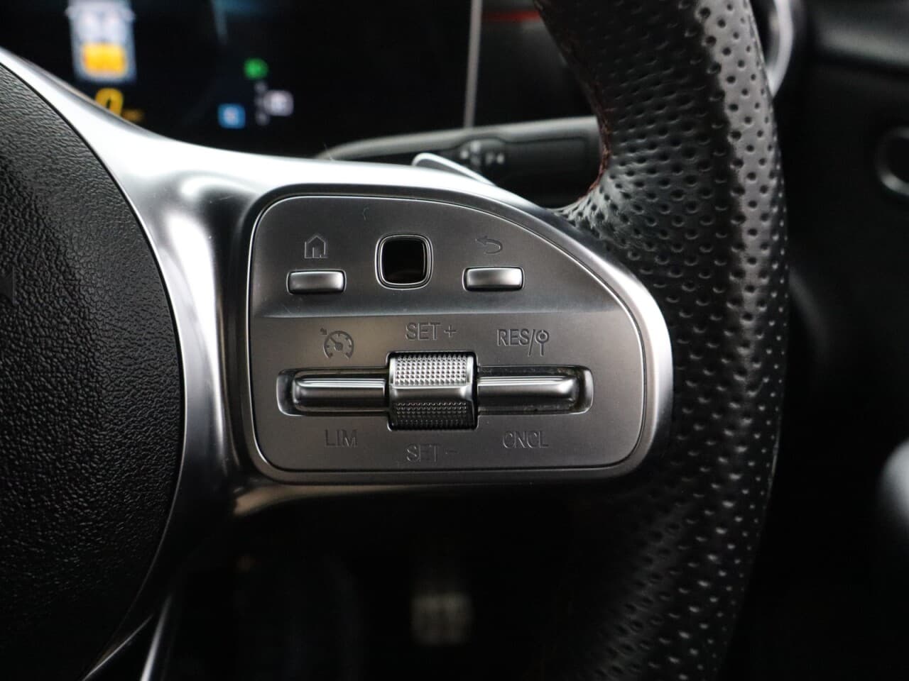 Mercedes-Benz A Class 1.5 A180d AMG Line (Executive) — image 18