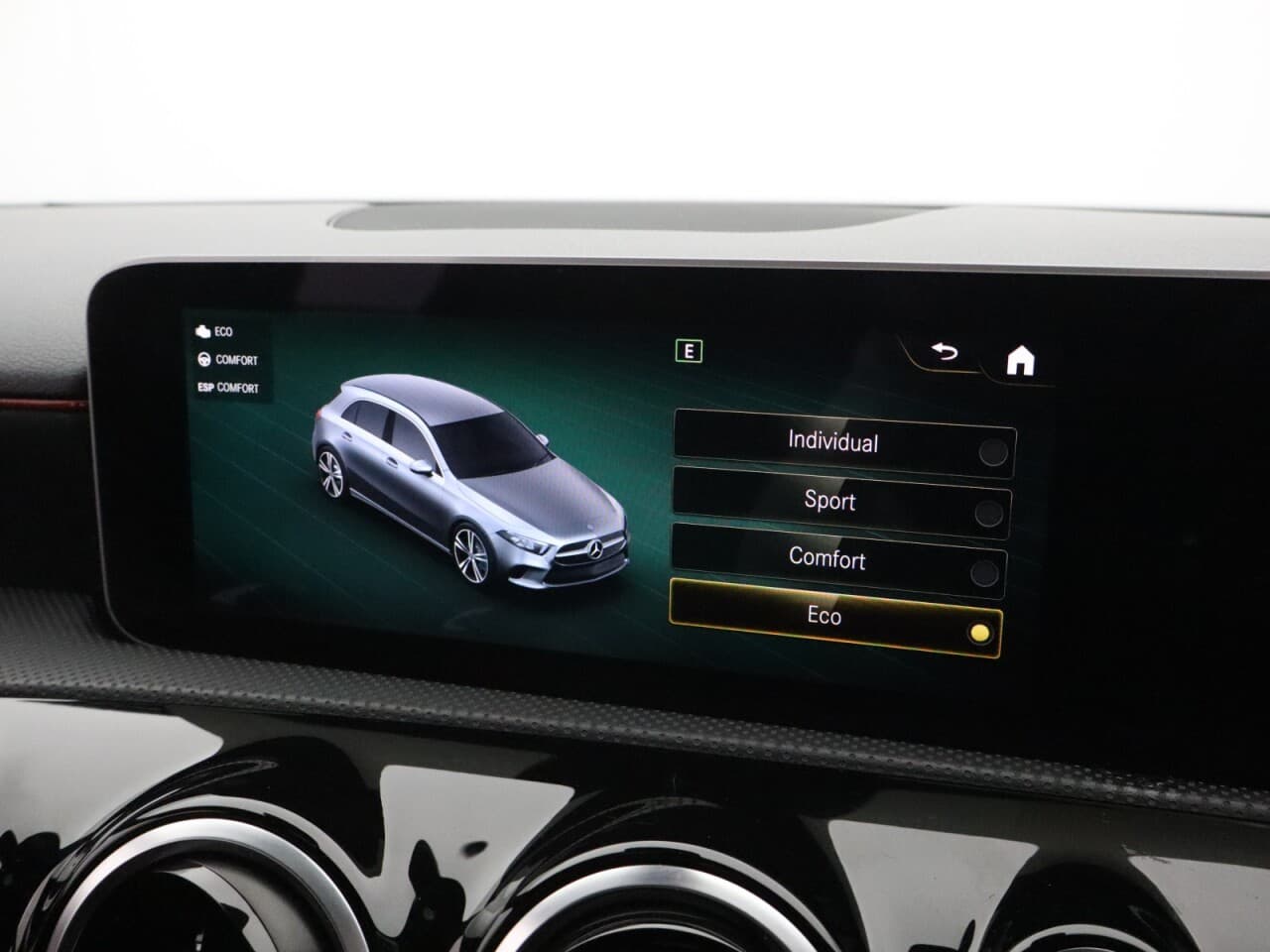 Mercedes-Benz A Class 1.5 A180d AMG Line (Executive) — image 29