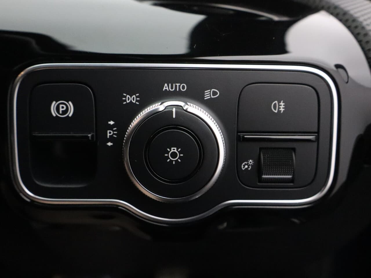 Mercedes-Benz A Class 1.5 A180d AMG Line (Executive) — image 40