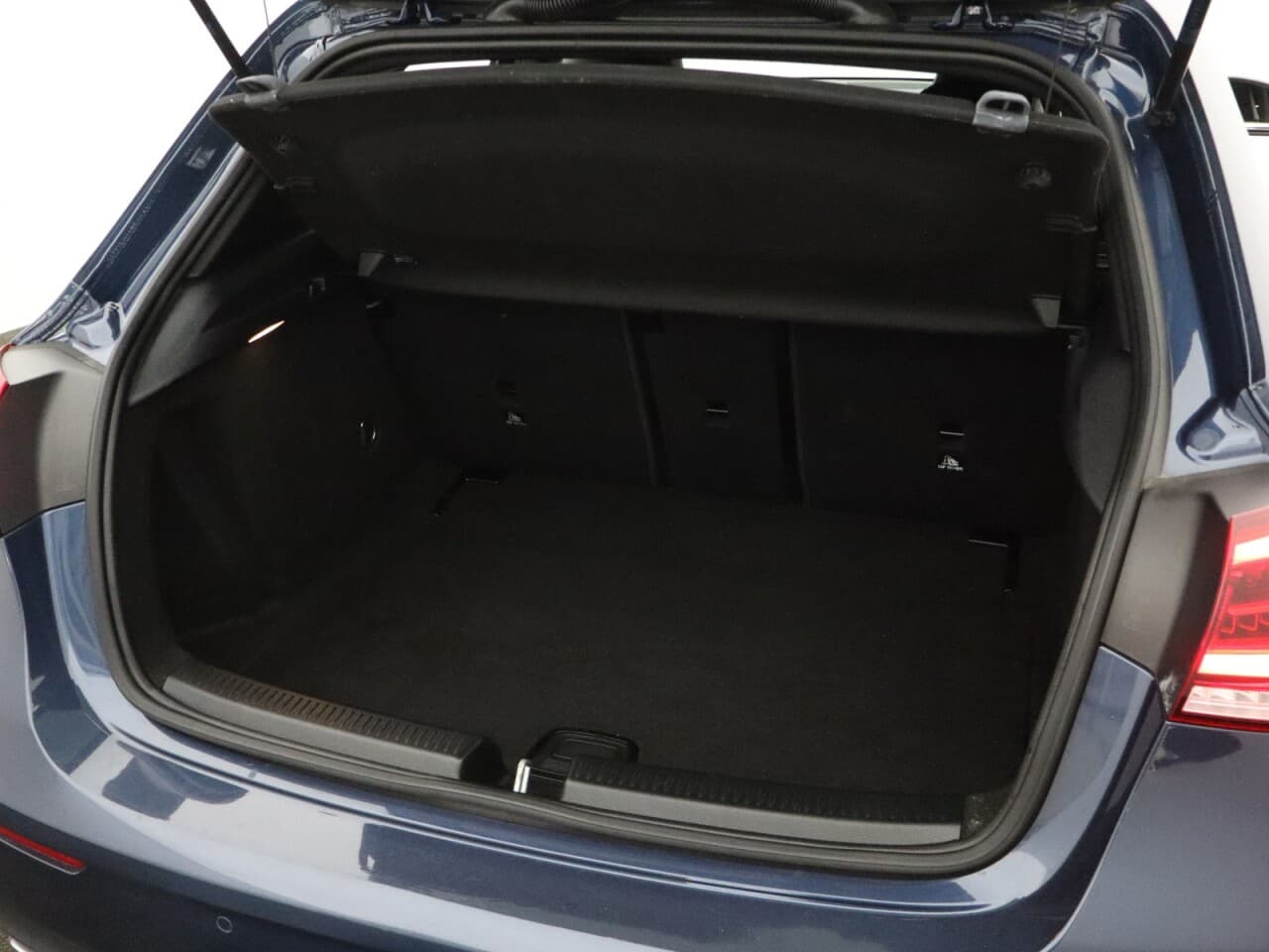 Mercedes-Benz A Class 1.5 A180d AMG Line (Executive) — image 45