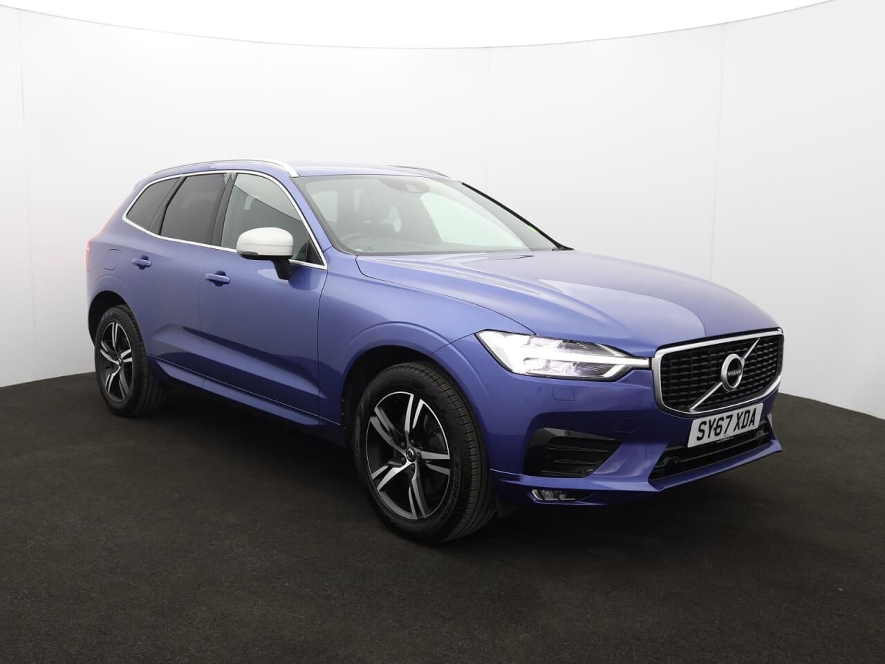 Volvo XC60 2.0 D4 R-Design view 1