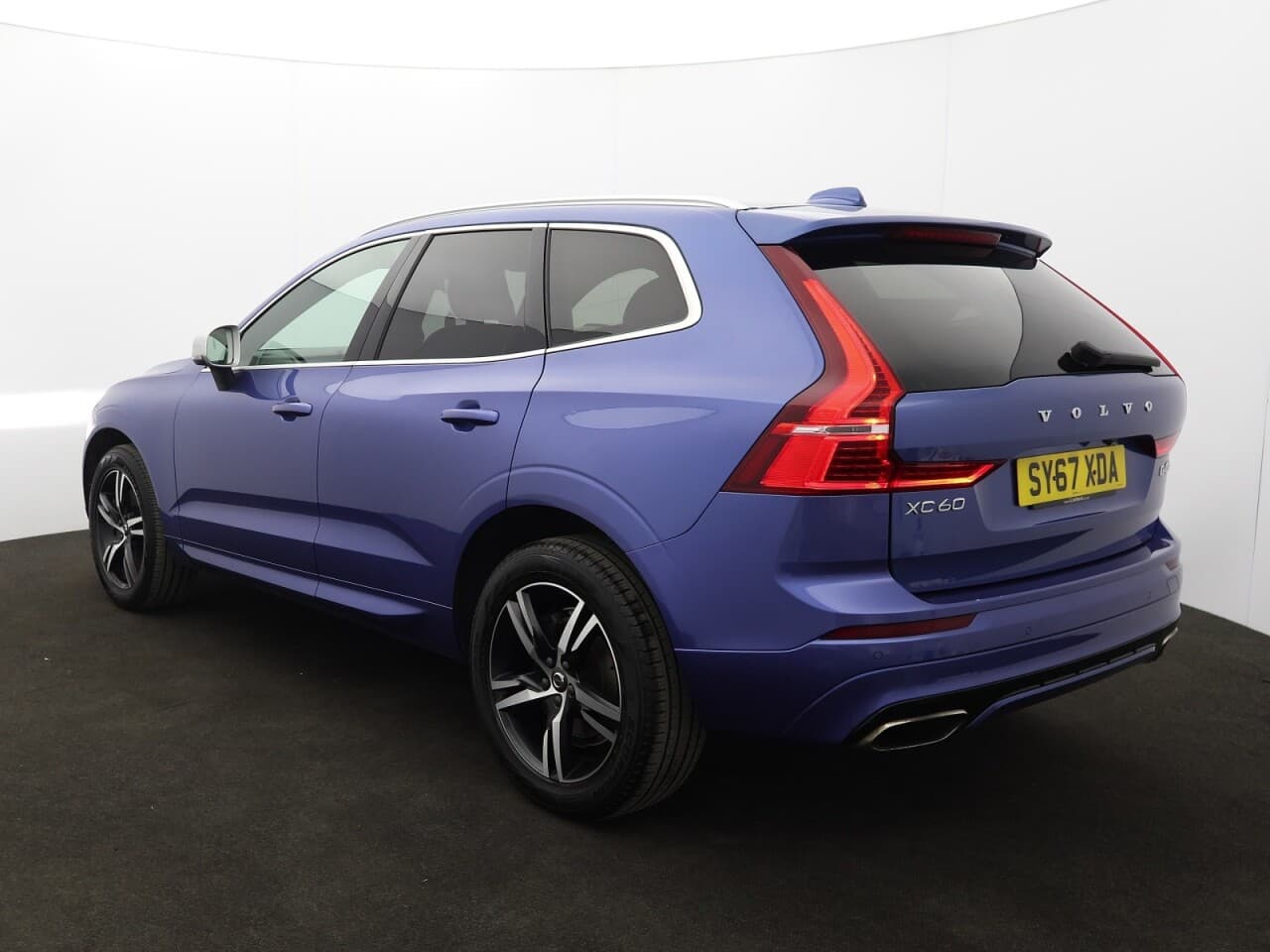 Volvo XC60 2.0 D4 R-Design — image 8