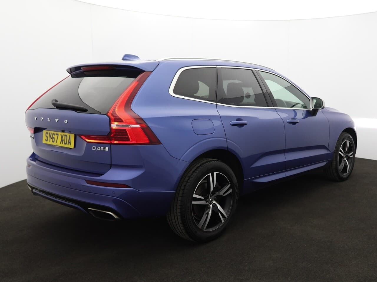 Volvo XC60 2.0 D4 R-Design — image 10
