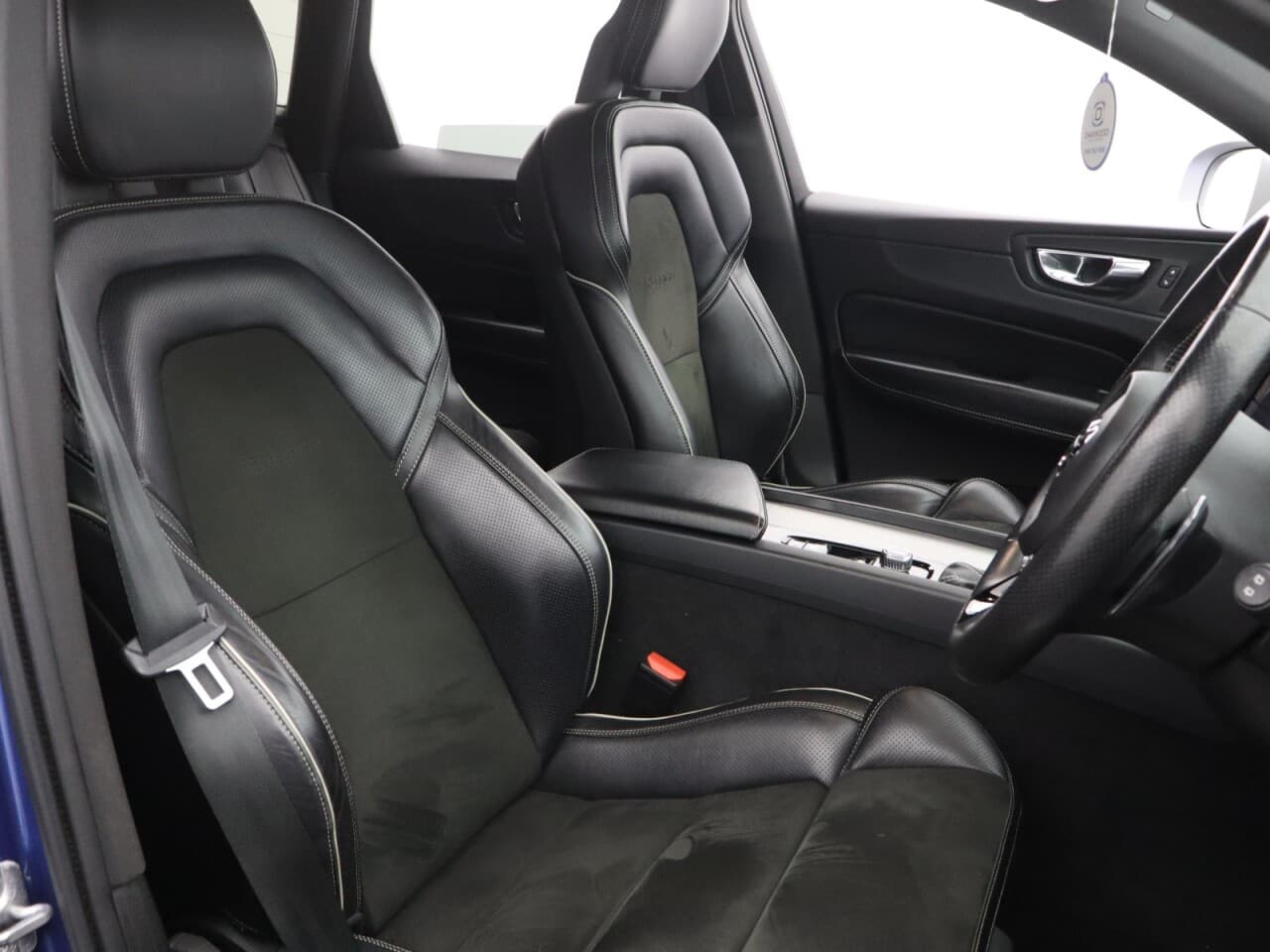 Volvo XC60 2.0 D4 R-Design — image 15