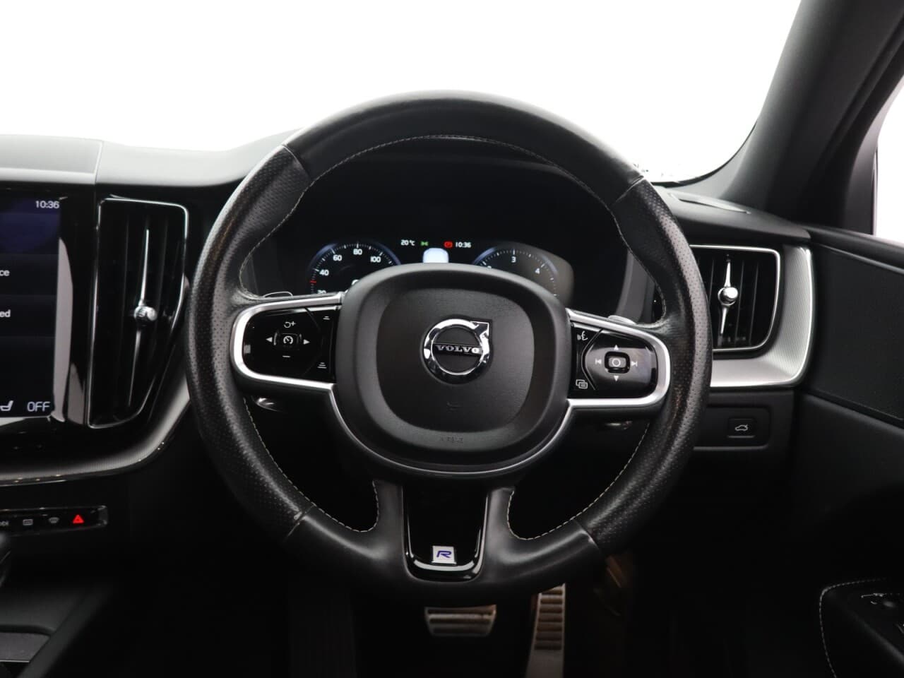 Volvo XC60 2.0 D4 R-Design — image 16