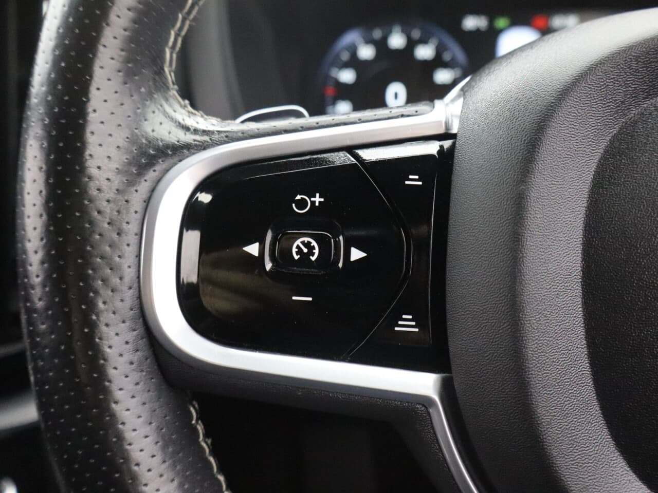 Volvo XC60 2.0 D4 R-Design — image 17