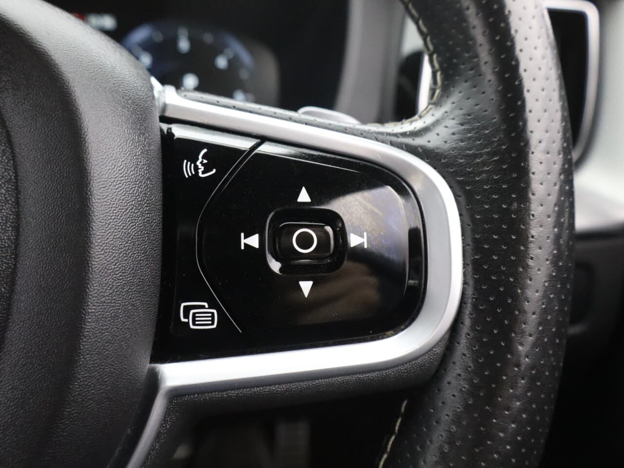 Volvo XC60 2.0 D4 R-Design — image 18