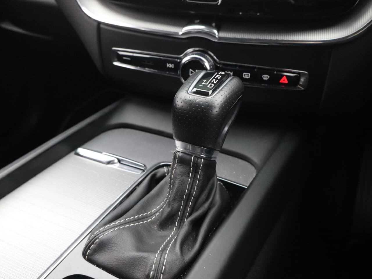 Volvo XC60 2.0 D4 R-Design — image 23