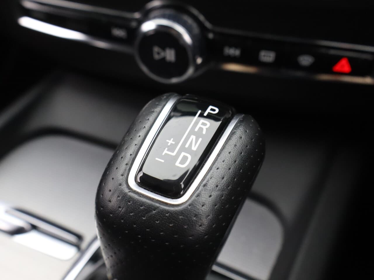 Volvo XC60 2.0 D4 R-Design — image 24